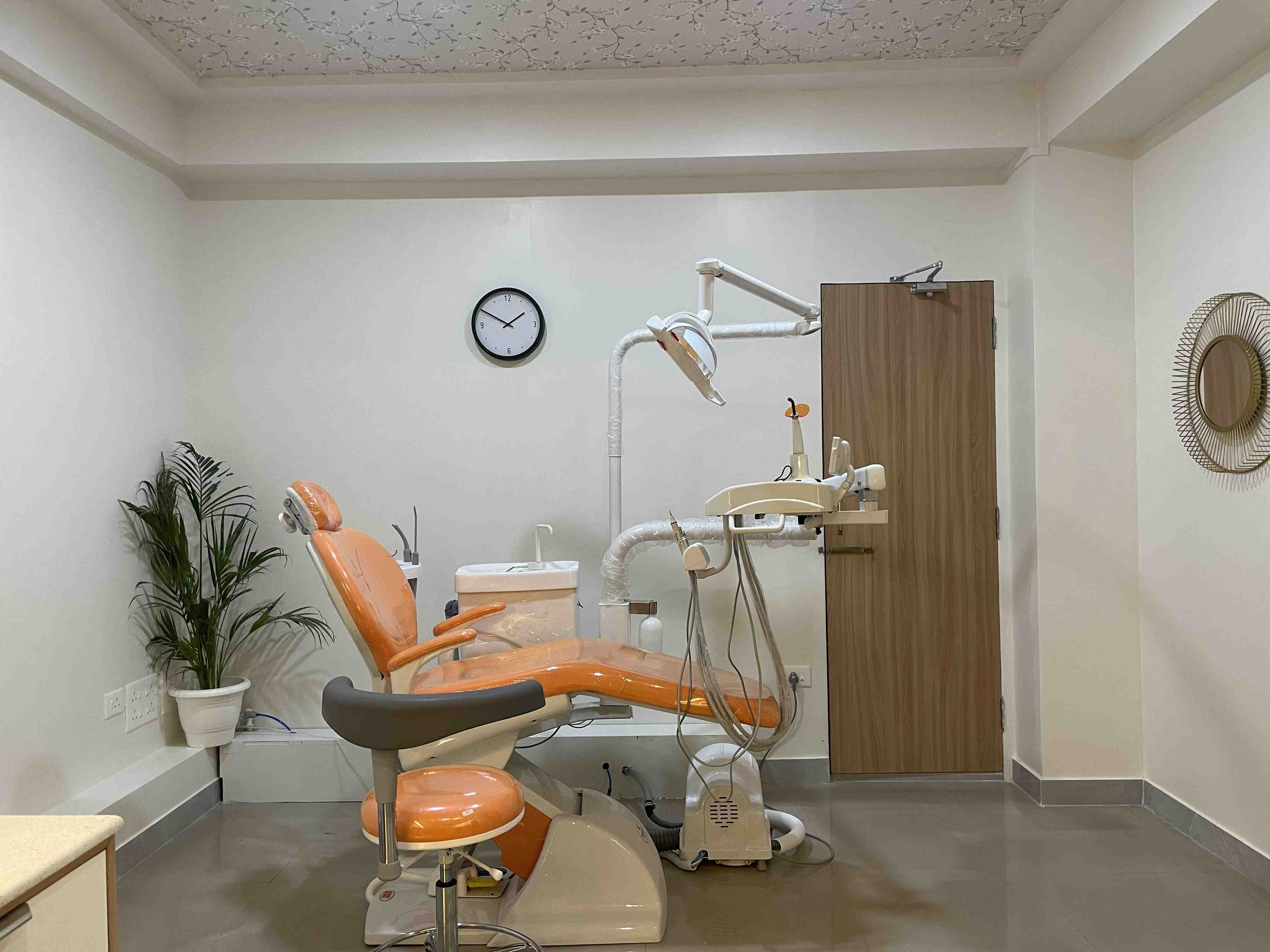 Warm and modern treatment room at Floss Dental Clinic